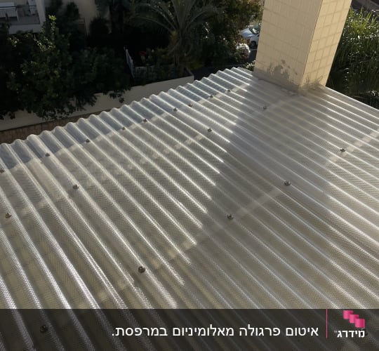 גג אלומיניום גלי עם ברגים חשופים